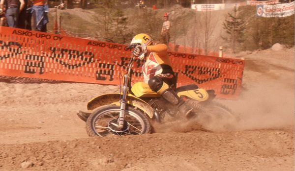 Roger De Coster vauhdissa. Ruskeasanta MM-500 1978